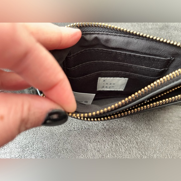 Black Wristlet Wallet - Picture 4 of 6